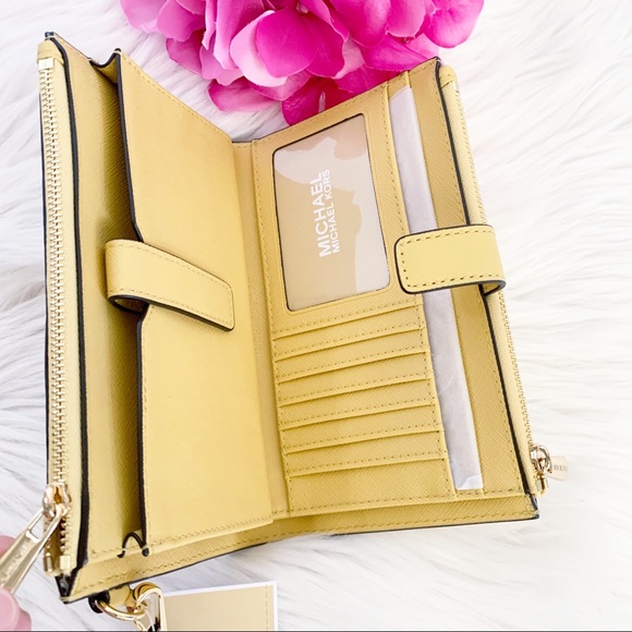 Michael Kors Handbags - BNWT✨ MICHAEL KORS JET SET DOUBLE ZIP WRISTLET
